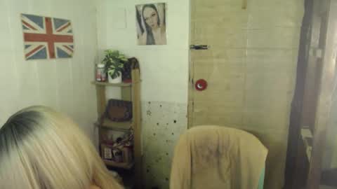 Snapshot of naughty_kim20 chatting on October 5, 2:32 am alexa online show from October 5, 2:32 am