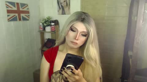 Snapshot of naughty_kim20 chatting on October 18, 2:25 am alexa online show from October 18, 2:25 am