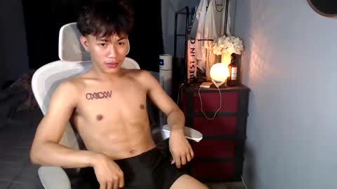 Snapshot of naugthyboyloy chatting on January 18, 7:23 am Loy online show from January 18, 7:23 am