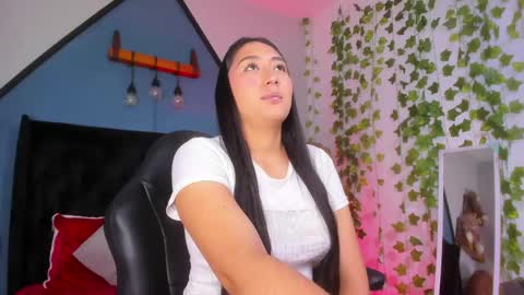 Snapshot of nayla_pierce chatting on May 2, 12:32 pm nayla_pierce online show from May 2, 12:32 pm