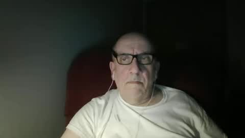 Snapshot of needlesslove chatting on April 15, 1:23 am Tom online show from April 15, 1:23 am