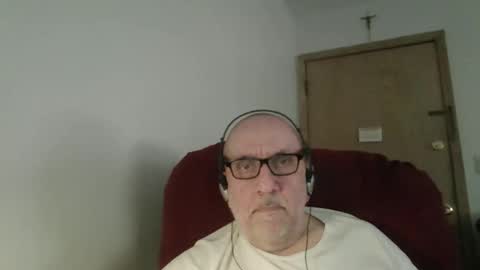Snapshot of needlesslove chatting on April 22, 11:50 pm Tom online show from April 22, 11:50 pm