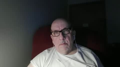 Snapshot of needlesslove chatting on April 29, 2:15 am Tom online show from April 29, 2:15 am