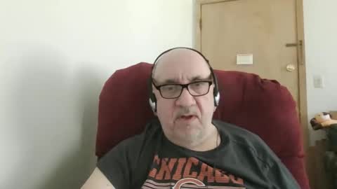 Snapshot of needlesslove chatting on May 3, 9:32 pm Tom online show from May 3, 9:32 pm
