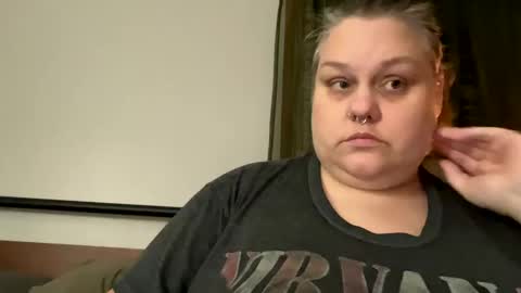 Snapshot of nellatlas chatting on December 5, 12:19 am Nellie Atlas online show from December 5, 12:19 am