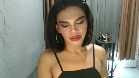 neomi online show from April 18, 3:27 pm