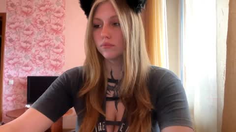 Snapshot of neomimaddern chatting on April 10, 6:18 am neomimaddern online show from April 10, 6:18 am