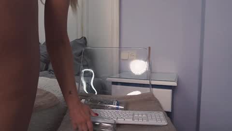 Snapshot of new_dee chatting on February 1, 12:05 pm new dee online show from February 1, 12:05 pm