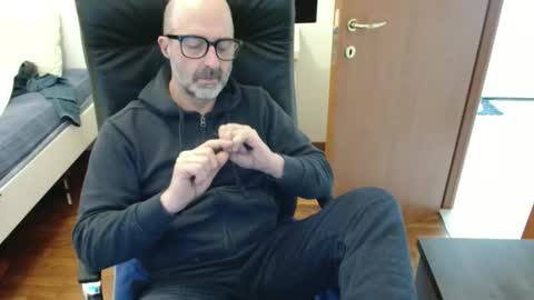 simi online show from February 15, 2:03 pm