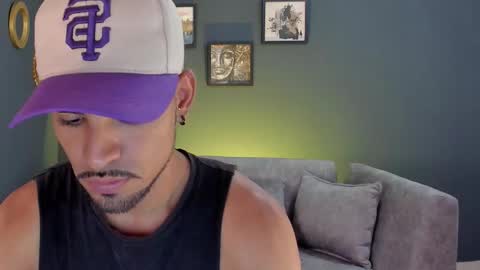 Snapshot of neyder_sanz chatting on February 25, 1:32 pm NEYDER online show from February 25, 1:32 pm