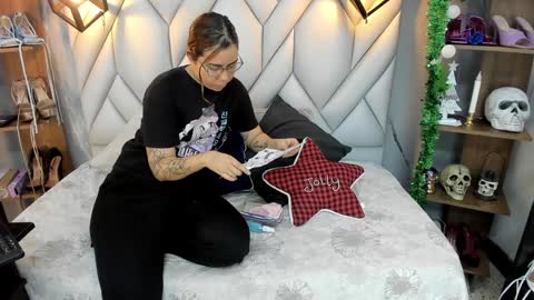 Snapshot of nezukokamado1_ chatting on January 14, 1:49 pm Milena online show from January 14, 1:49 pm