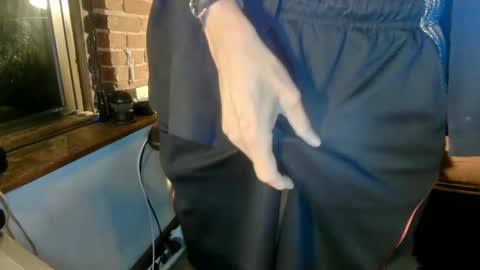 Snapshot of nfgwholoves2cum chatting on September 30, 12:59 am NFG  Nice Friendly Guy  Dick online show from September 30, 12:59 am