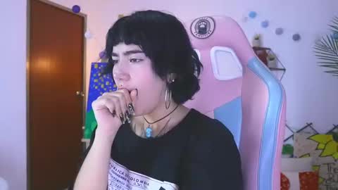 Snapshot of nia_mitsuki chatting on December 27, 8:07 pm samanta online show from December 27, 8:07 pm