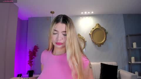 Snapshot of niaholland chatting on April 20, 5:37 pm SQUIRTER DOLL online show from April 20, 5:37 pm