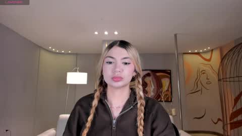 Snapshot of niaholland chatting on May 8, 6:57 pm SQUIRTER DOLL online show from May 8, 6:57 pm