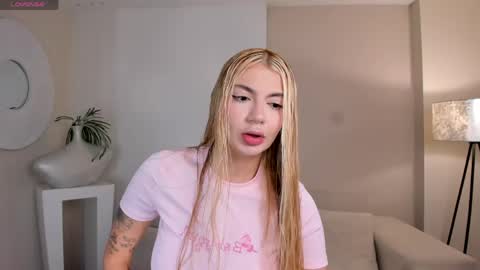 Snapshot of niaholland chatting on June 5, 10:54 am SQUIRTER DOLL online show from June 5, 10:54 am