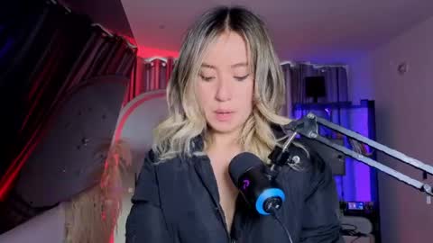 Snapshot of nickywindsor chatting on May 5, 10:07 pm Nicky online show from May 5, 10:07 pm
