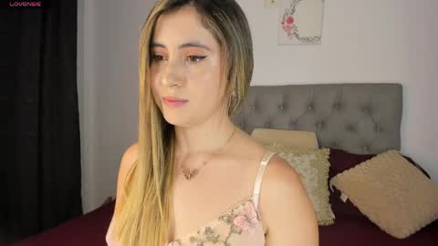 Snapshot of nicol_swift_ chatting on April 23, 11:18 pm Nicol online show from April 23, 11:18 pm