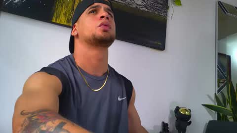 Snapshot of nicolas_veiny chatting on December 19, 10:17 pm Nicolas online show from December 19, 10:17 pm