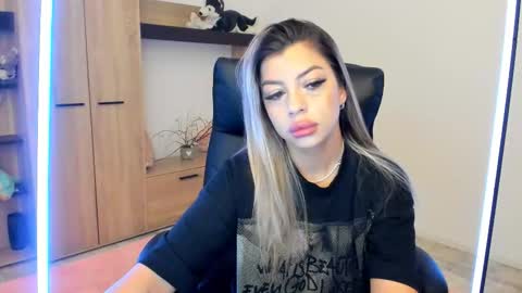 Snapshot of nicole___19 chatting on February 3, 7:08 pm Nico online show from February 3, 7:08 pm