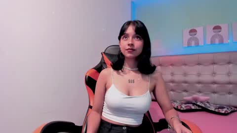 Snapshot of nicole_evan chatting on December 11, 4:28 am Nicol online show from December 11, 4:28 am