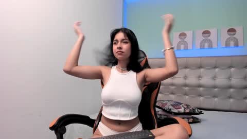 Snapshot of nicole_evan chatting on December 19, 2:34 am Nicol online show from December 19, 2:34 am
