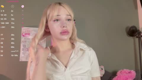 Snapshot of nicole_yo chatting on June 6, 10:47 pm Mary online show from June 6, 10:47 pm