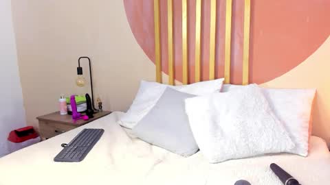 N i c o l e  online show from February 21, 8:10 pm