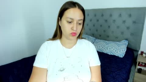 Snapshot of nicolewind_ chatting on May 19, 10:49 pm ELIZABETH online show from May 19, 10:49 pm