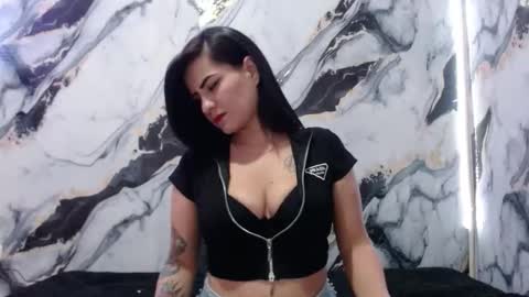 nicolle gomes online show from December 17, 8:48 pm