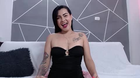 nicolle gomes online show from February 18, 7:32 pm