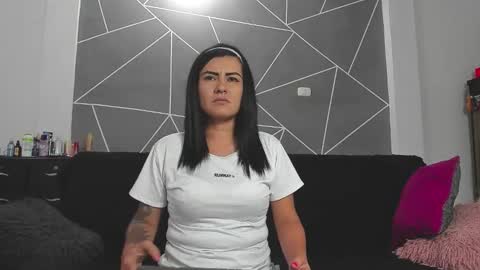 nicolle gomes online show from March 6, 2:41 am