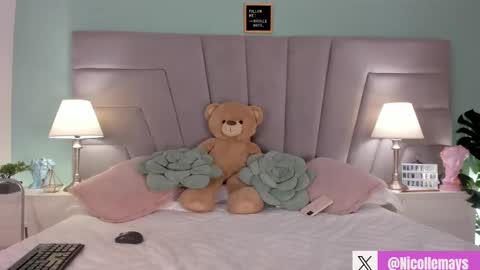 Snapshot of nicolle_mays chatting on February 10, 5:19 pm Nicolle Mays online show from February 10, 5:19 pm