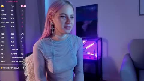 Snapshot of nicollefarrey chatting on February 6, 8:18 am Kim online show from February 6, 8:18 am