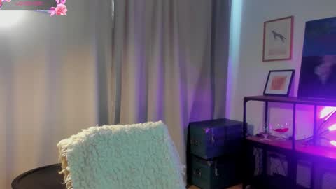 Snapshot of nicollefarrey chatting on February 7, 8:29 am Kim online show from February 7, 8:29 am