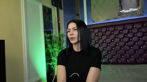 Snapshot of nicollepalmer chatting on December 10, 9:44 am Nicolle online show from December 10, 9:44 am