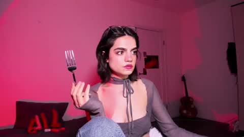 Daisy online show from December 21, 3:52 pm