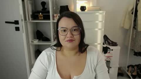 Holly online show from March 12, 4:02 pm