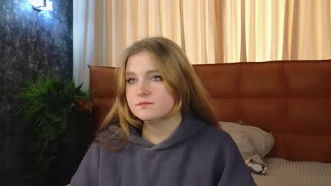 Snapshot of nightsaffron chatting on November 25, 7:30 am Azalea online show from November 25, 7:30 am