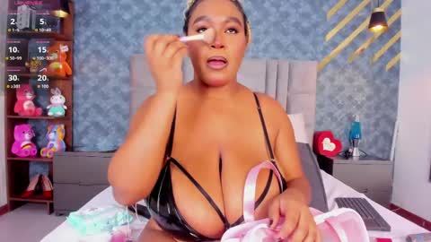Snapshot of niiamoore_ chatting on May 6, 7:52 pm NiiaMoore online show from May 6, 7:52 pm