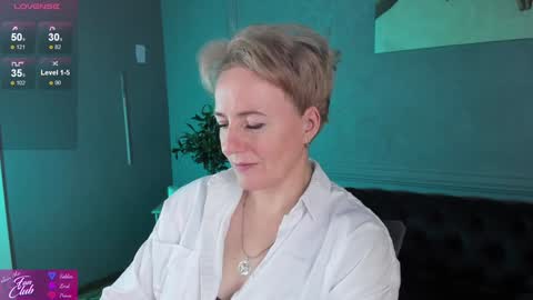 Snapshot of nika_smit chatting on December 6, 11:33 am Nika online show from December 6, 11:33 am