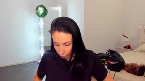 Snapshot of nikamiles chatting on December 3, 7:32 am Nika online show from December 3, 7:32 am