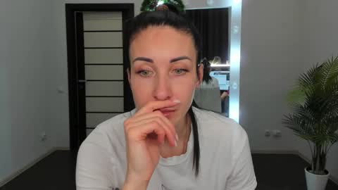 Snapshot of nikamiles chatting on December 7, 3:52 pm Nika online show from December 7, 3:52 pm