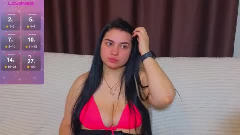 Snapshot of nikki_kardashian chatting on February 21, 11:21 pm Nikki Kardashian online show from February 21, 11:21 pm