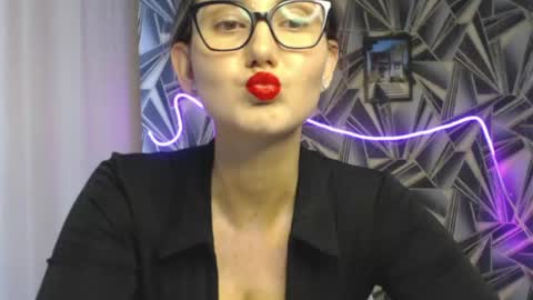 nikkikiss___ online show from May 26, 1:34 am