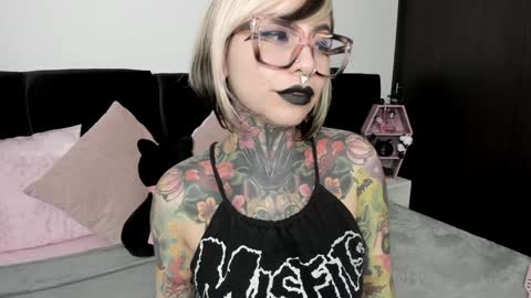 Snapshot of nikkiramone chatting on January 13, 5:55 pm Nikki Ramone online show from January 13, 5:55 pm