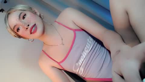 Snapshot of nikkita_hudson chatting on August 2, 3:21 pm nikkita_hudson online show from August 2, 3:21 pm