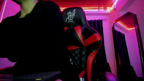 Snapshot of nikky_evans_ chatting on May 1, 10:42 am online show from May 1, 10:42 am