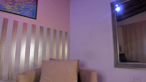 nina_glow_ online show from April 1, 1:41 pm