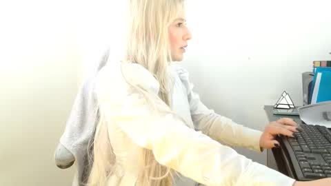 Ninakitdman online show from September 25, 1:48 pm